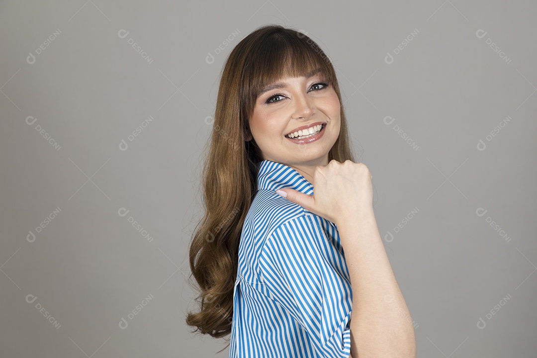 Linda mulher jovem sobre fundo isolado