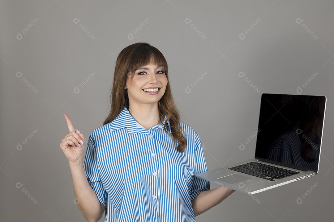 Linda mulher jovem sobre fundo isolado mexendo em seu celular smartphone