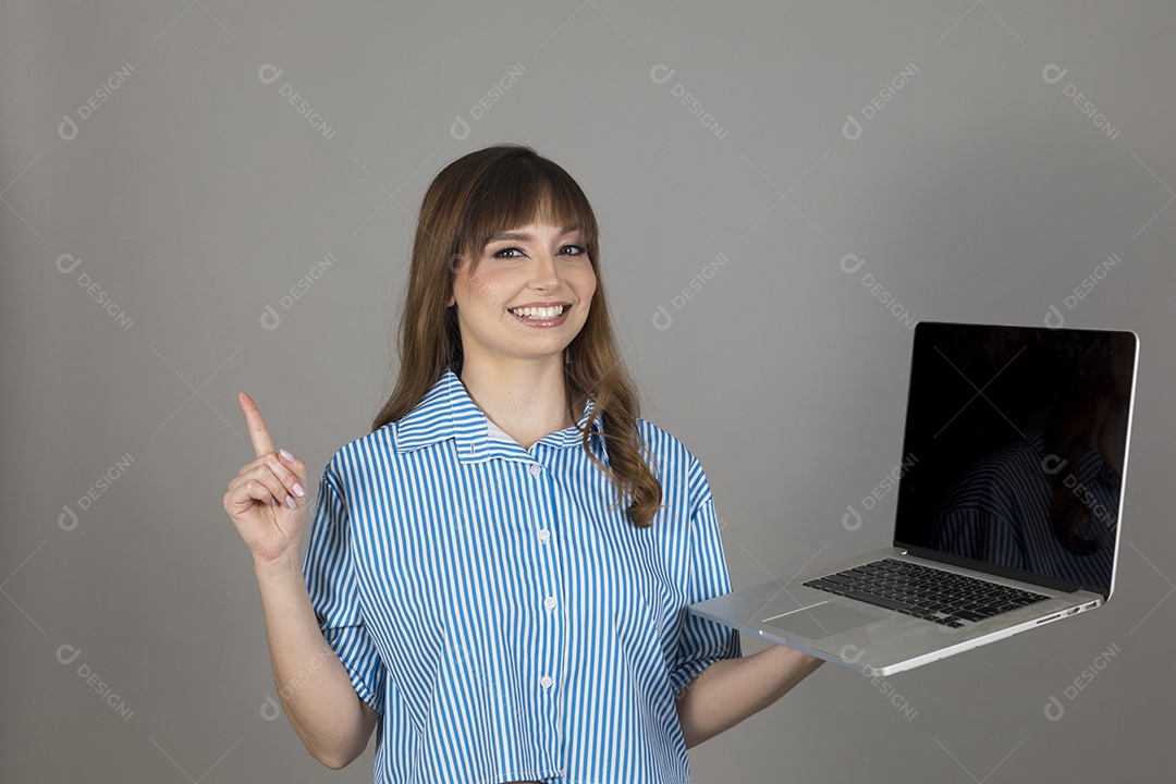 Linda mulher jovem sobre fundo isolado mexendo em seu celular smartphone