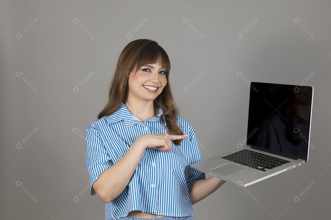 Linda mulher jovem sobre fundo isolado mexendo em seu celular smartphone