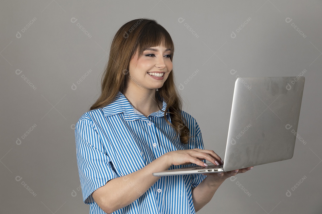 Linda mulher jovem sobre fundo isolado mexendo em seu celular smartphone