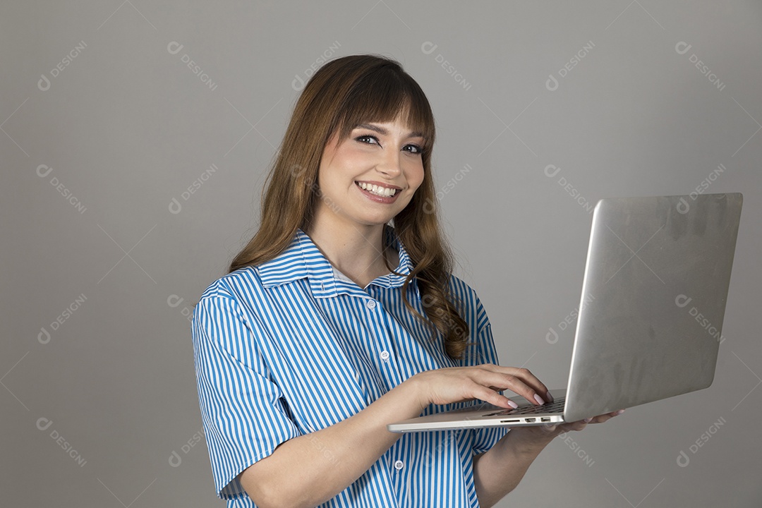 Linda mulher jovem sobre fundo isolado mexendo em seu celular smartphone