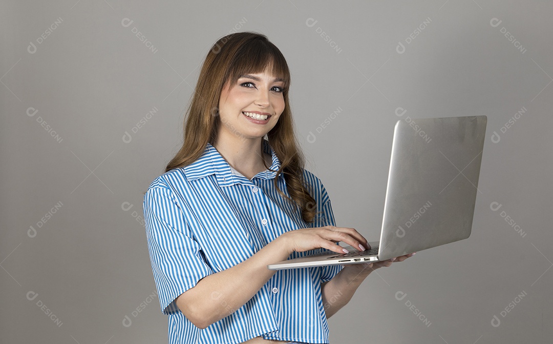 Linda mulher jovem sobre fundo isolado mexendo em seu celular smartphone