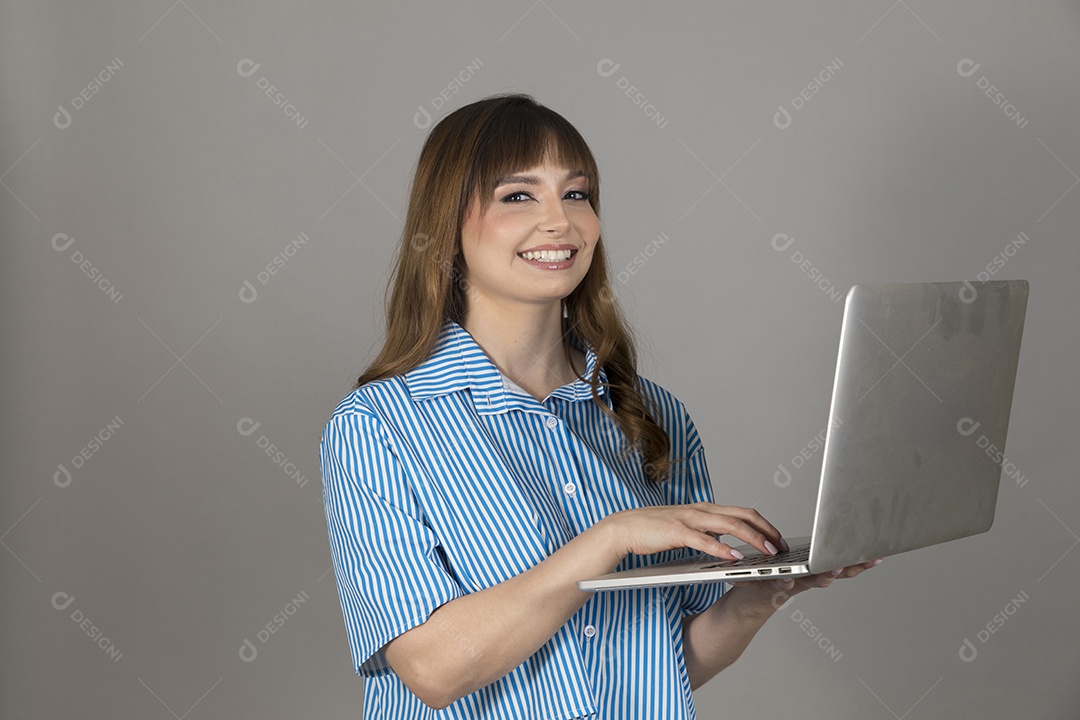 Linda mulher jovem sobre fundo isolado mexendo em seu celular smartphone