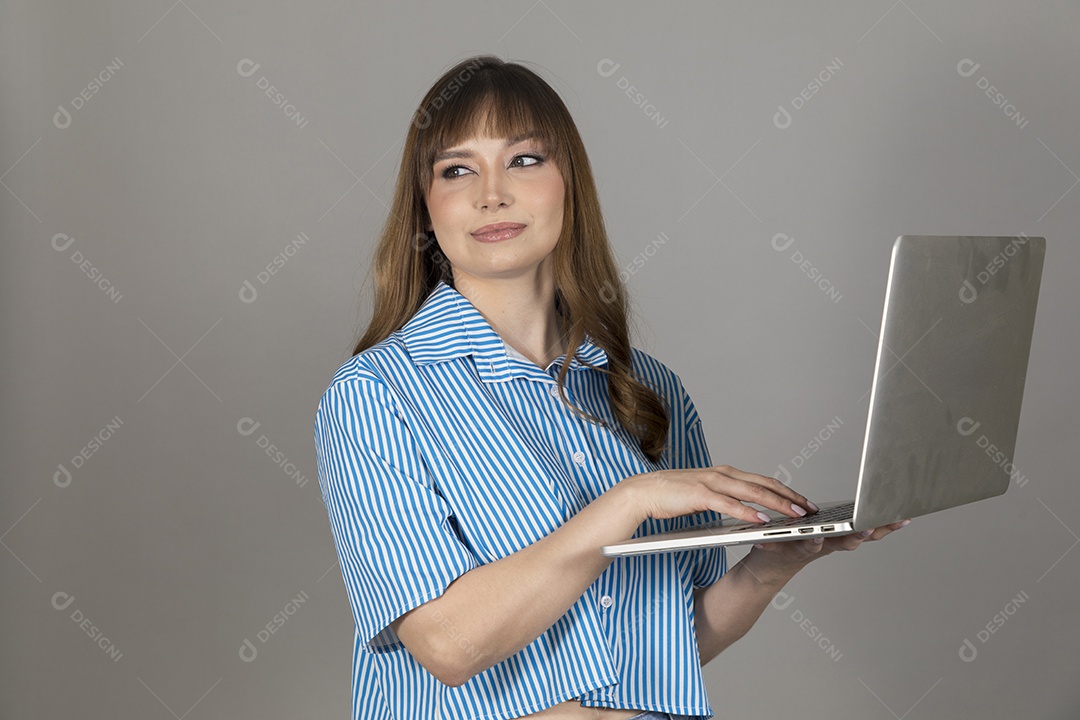 Linda mulher jovem sobre fundo isolado mexendo em seu celular smartphone