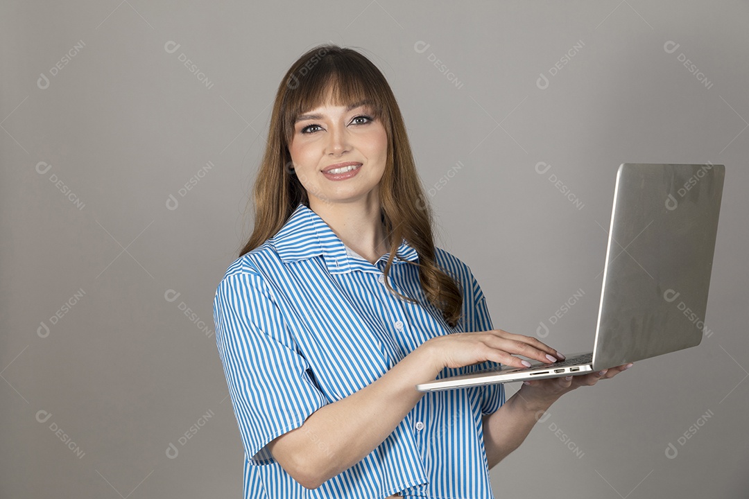 Linda mulher jovem sobre fundo isolado mexendo em seu celular smartphone