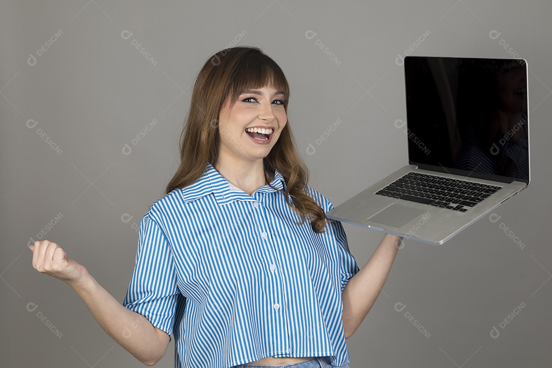 Linda mulher jovem sobre fundo isolado mexendo em seu celular smartphone