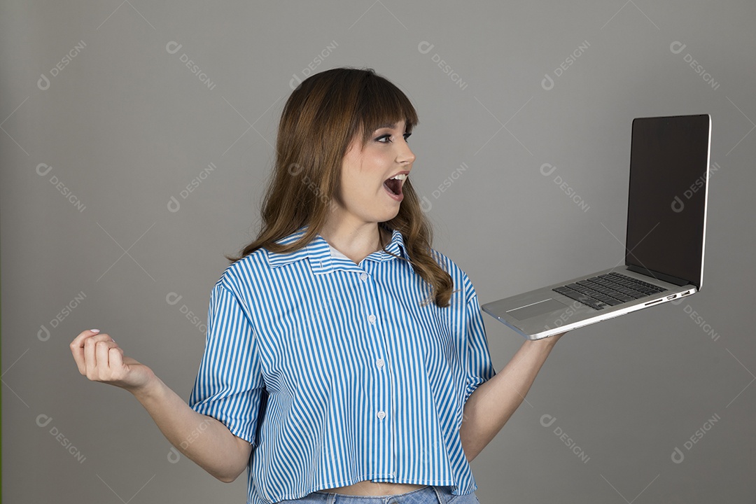 Linda mulher jovem sobre fundo isolado mexendo em seu celular smartphone