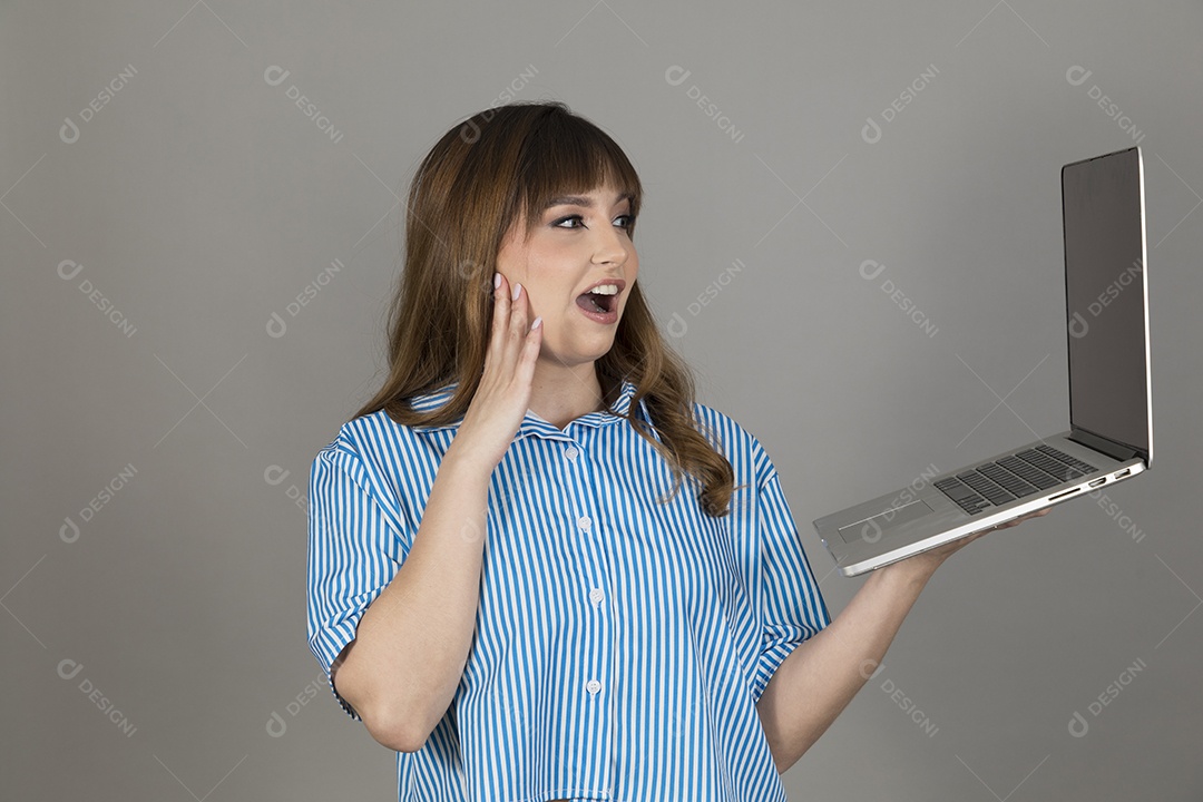 Linda mulher jovem sobre fundo isolado mexendo em seu celular smartphone