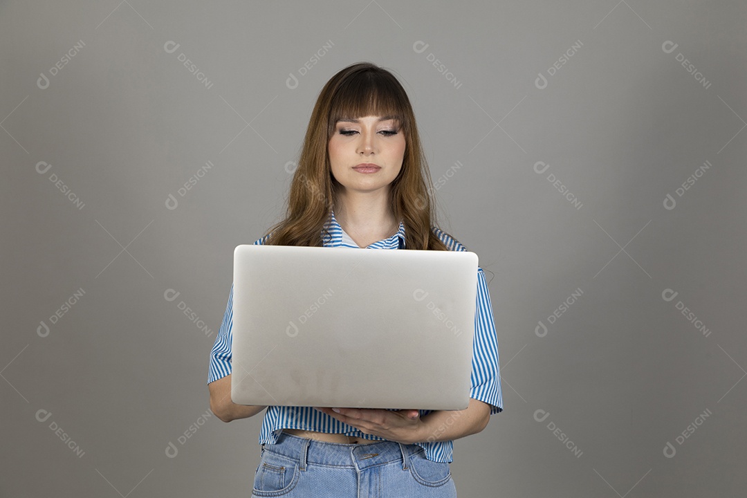 Linda mulher jovem sobre fundo isolado mexendo em seu celular smartphone