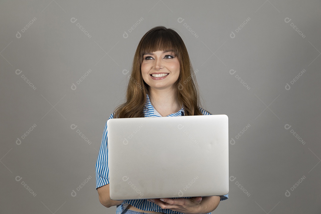 Linda mulher jovem sobre fundo isolado mexendo em seu notebook