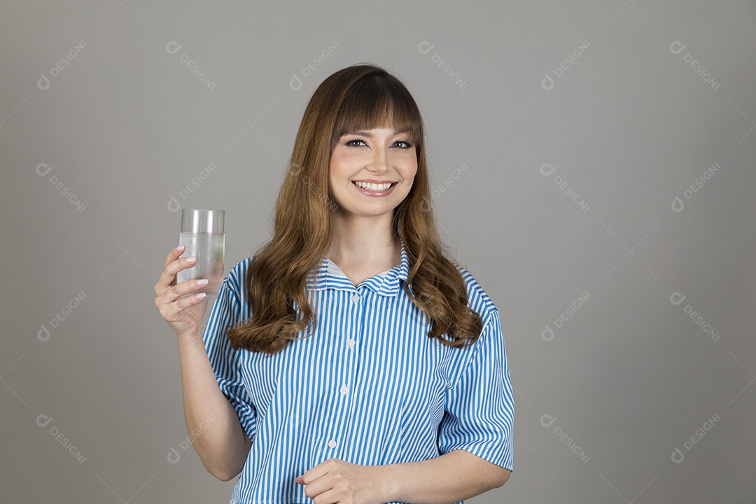 Linda mulher jovem sobre fundo isolado segurando copo de vidro com água