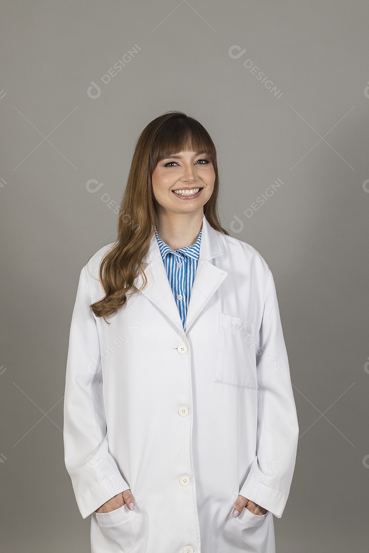 Linda mulher jovem enfermeira sobre fundo isolado