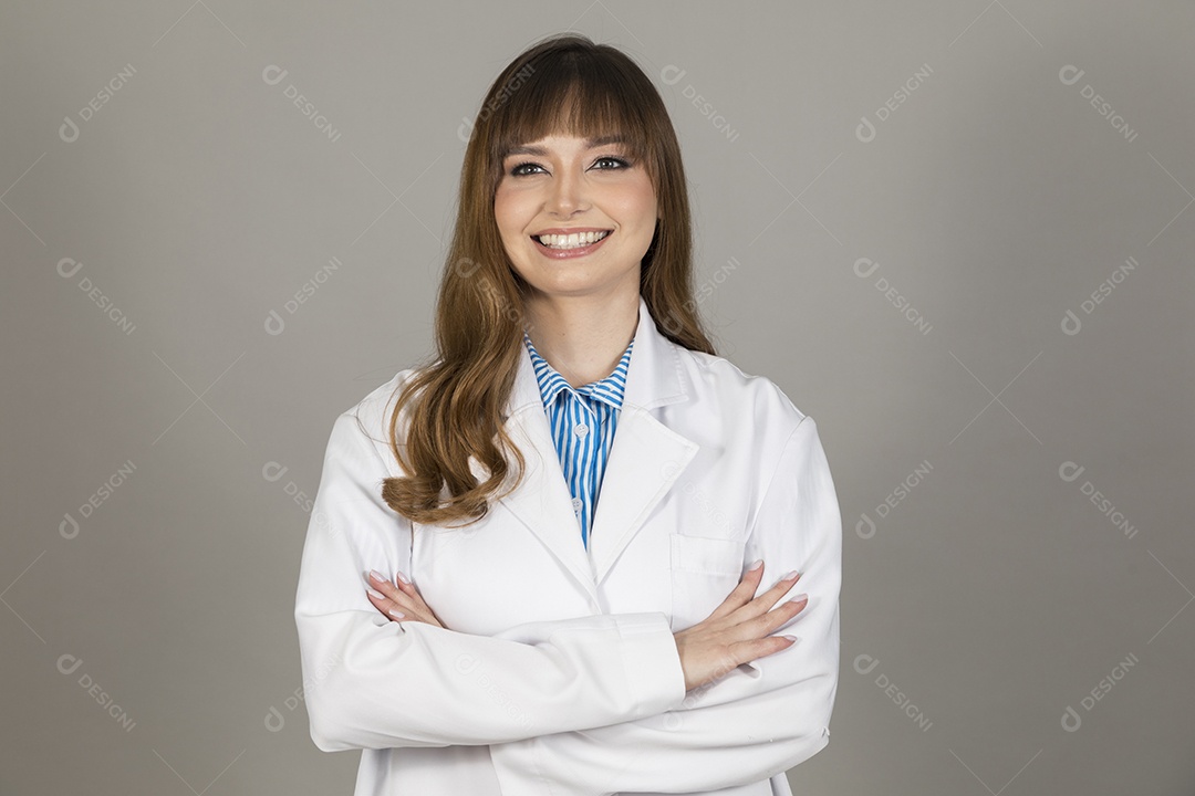 Linda mulher jovem enfermeira sobre fundo isolado