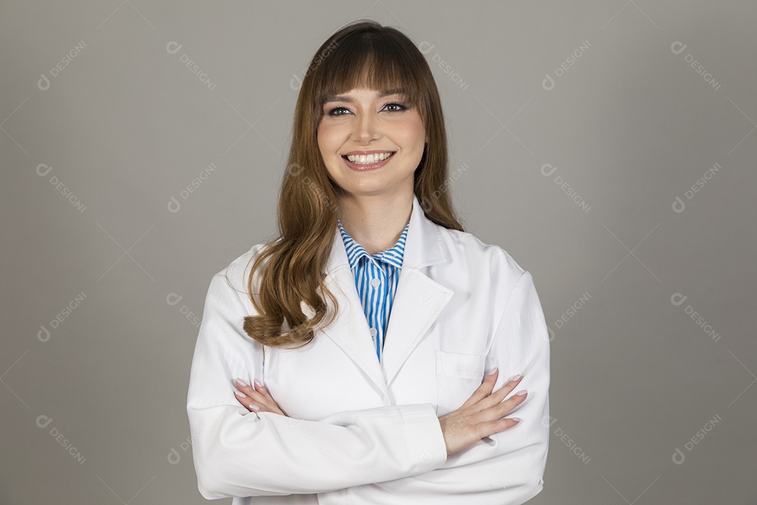 Linda mulher jovem enfermeira sobre fundo isolado