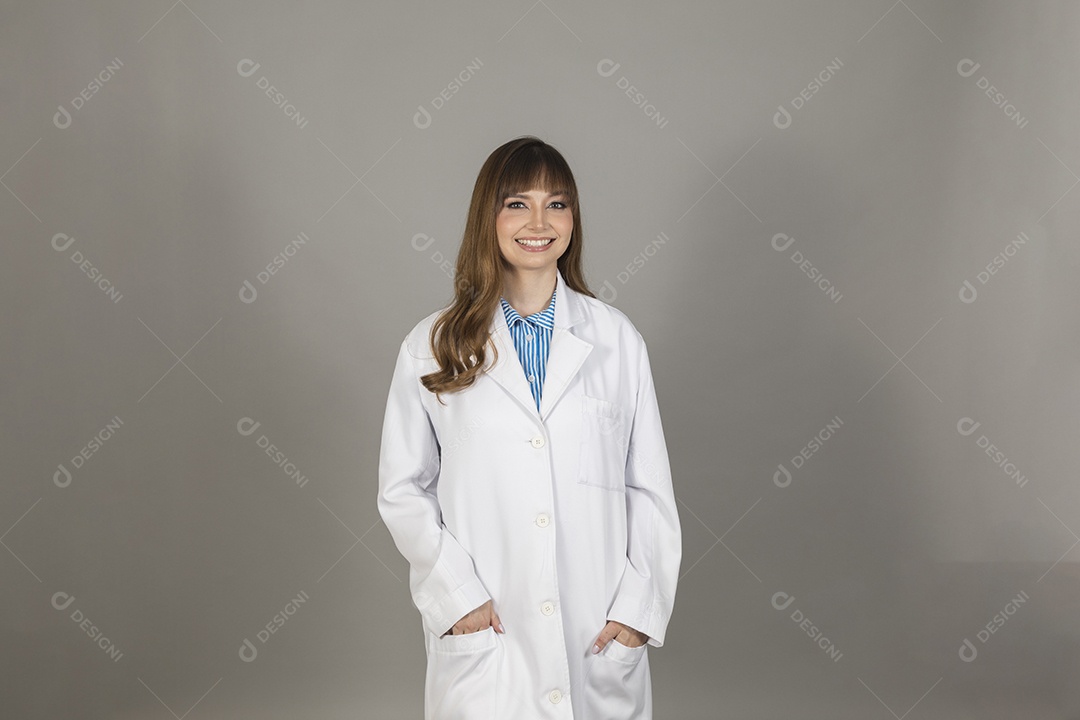 Linda mulher jovem enfermeira sobre fundo isolado