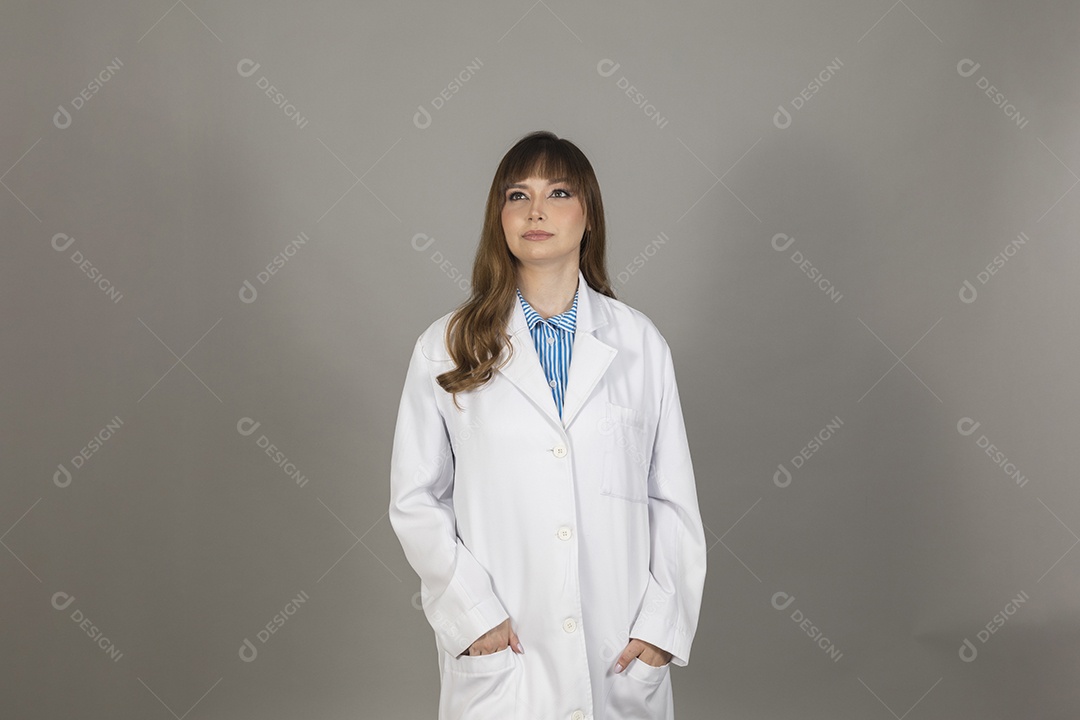 Linda mulher jovem enfermeira sobre fundo isolado