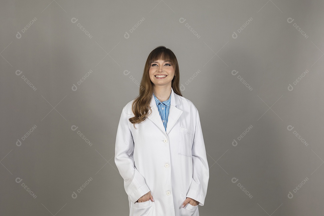 Linda mulher jovem enfermeira sobre fundo isolado