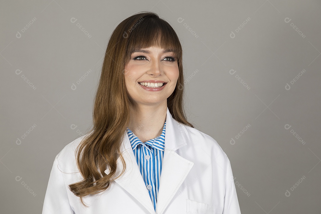 Linda mulher jovem enfermeira sobre fundo isolado