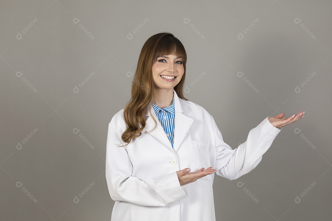 Linda mulher jovem enfermeira sobre fundo isolado