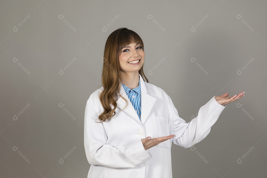 Linda mulher jovem enfermeira sobre fundo isolado