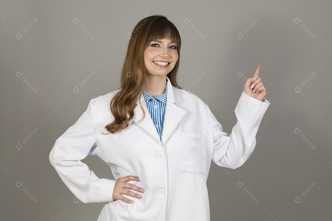 Linda mulher jovem enfermeira sobre fundo isolado