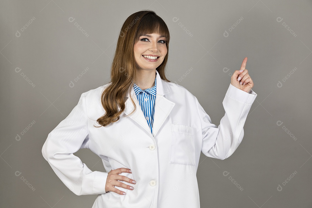 Linda mulher jovem enfermeira sobre fundo isolado