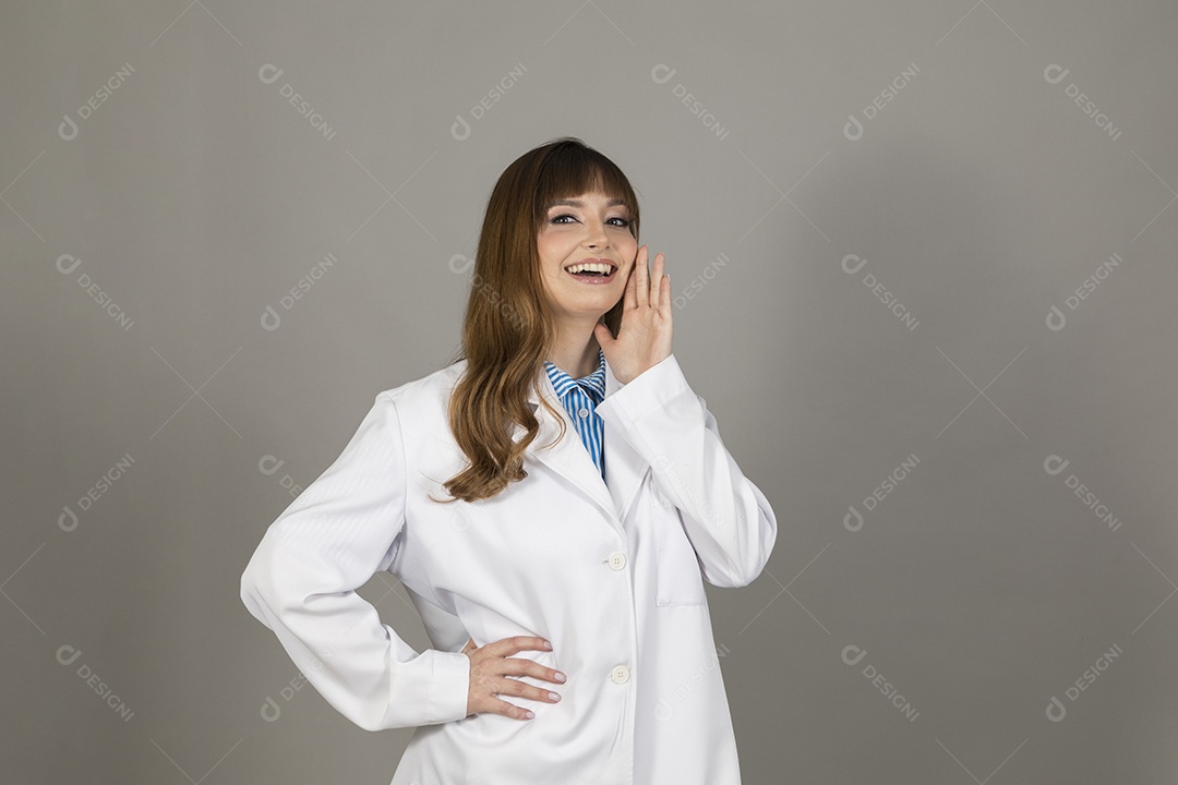 Linda mulher jovem enfermeira sobre fundo isolado