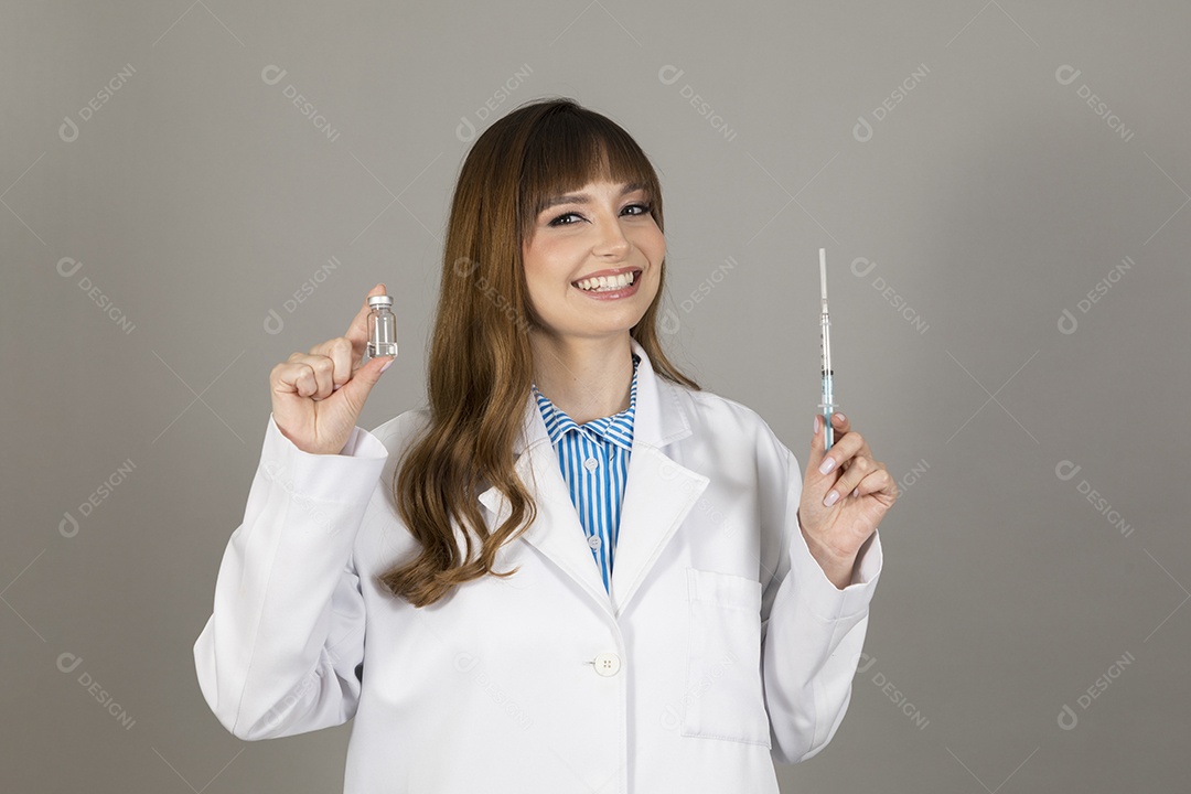 Linda mulher jovem usando jaleco branco fundo isolado