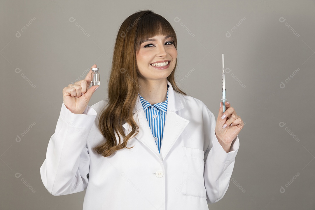 Linda mulher jovem usando jaleco branco fundo isolado