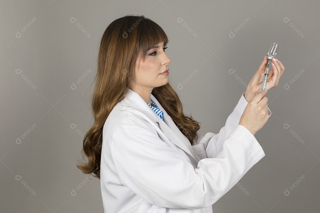 Linda mulher jovem usando jaleco branco fundo isolado