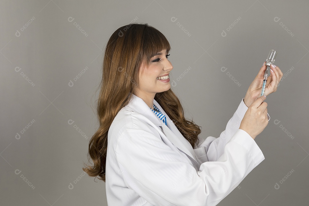 Linda mulher jovem usando jaleco branco fundo isolado