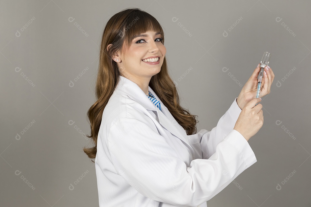 Linda mulher jovem usando jaleco branco fundo isolado