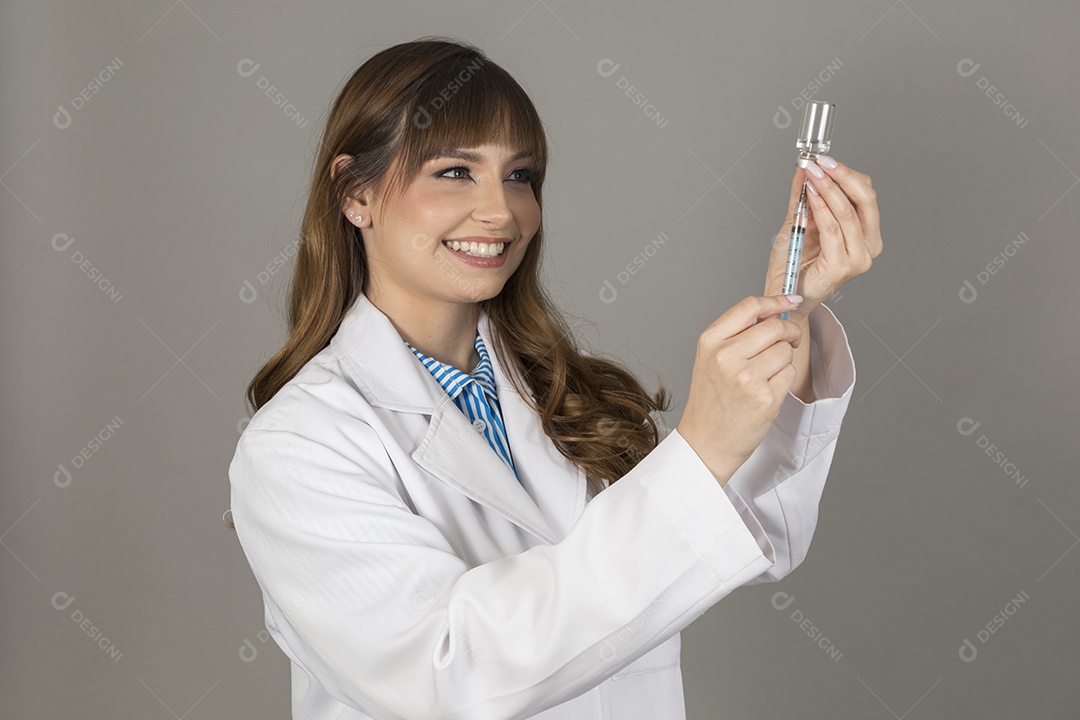 Linda mulher jovem usando jaleco branco fundo isolado