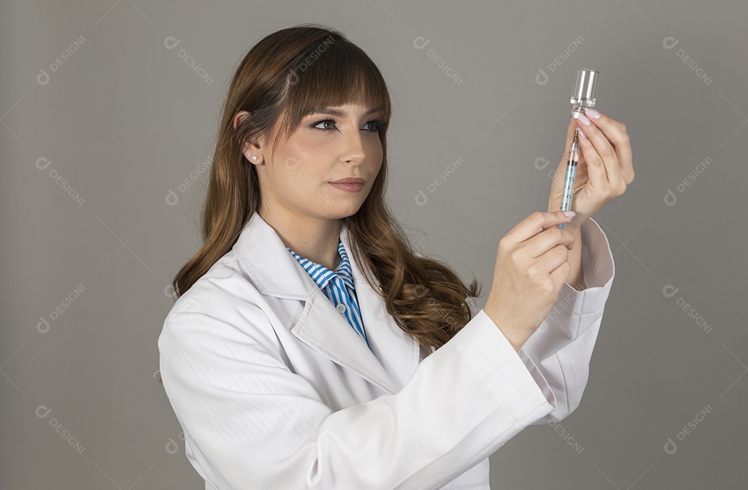 Linda mulher jovem usando jaleco branco fundo isolado