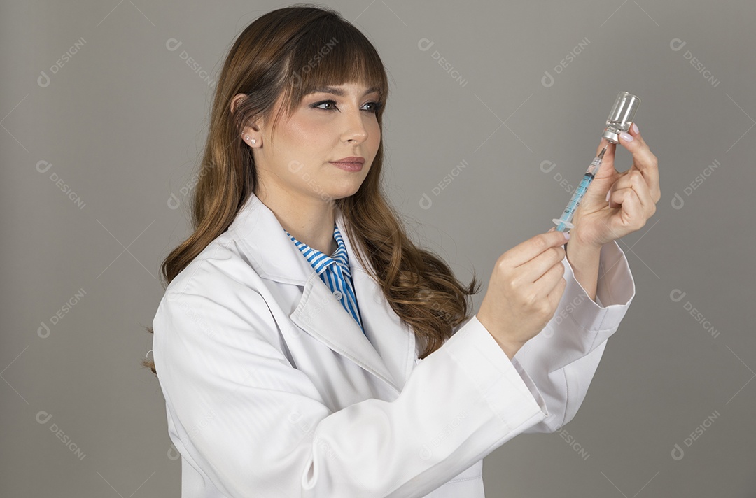 Linda mulher jovem usando jaleco branco fundo isolado