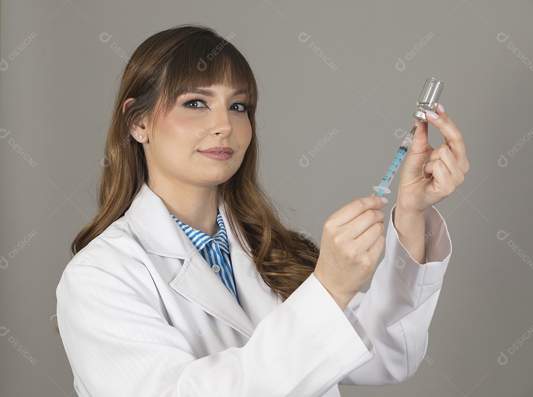 Linda mulher jovem enfermeira sobre fundo isolado