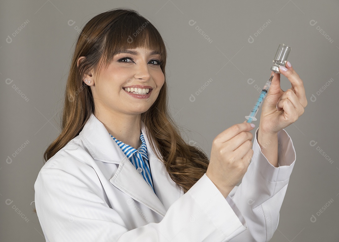 Linda mulher jovem usando jaleco branco fundo isolado