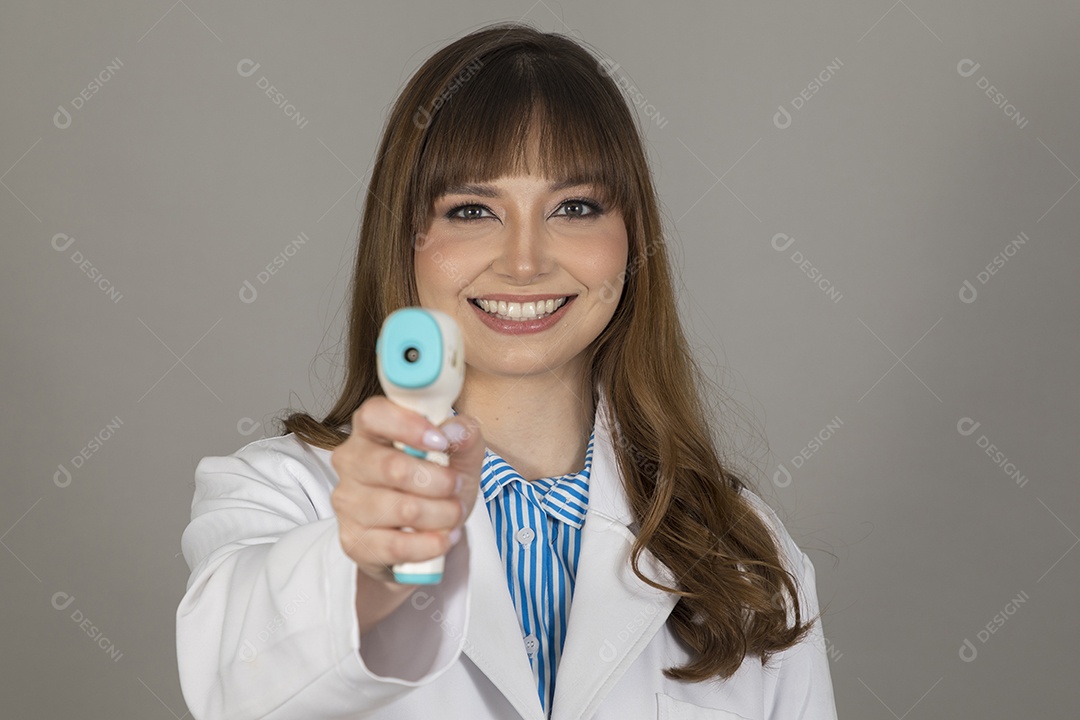 Linda mulher jovem usando jaleco branco fundo isolado