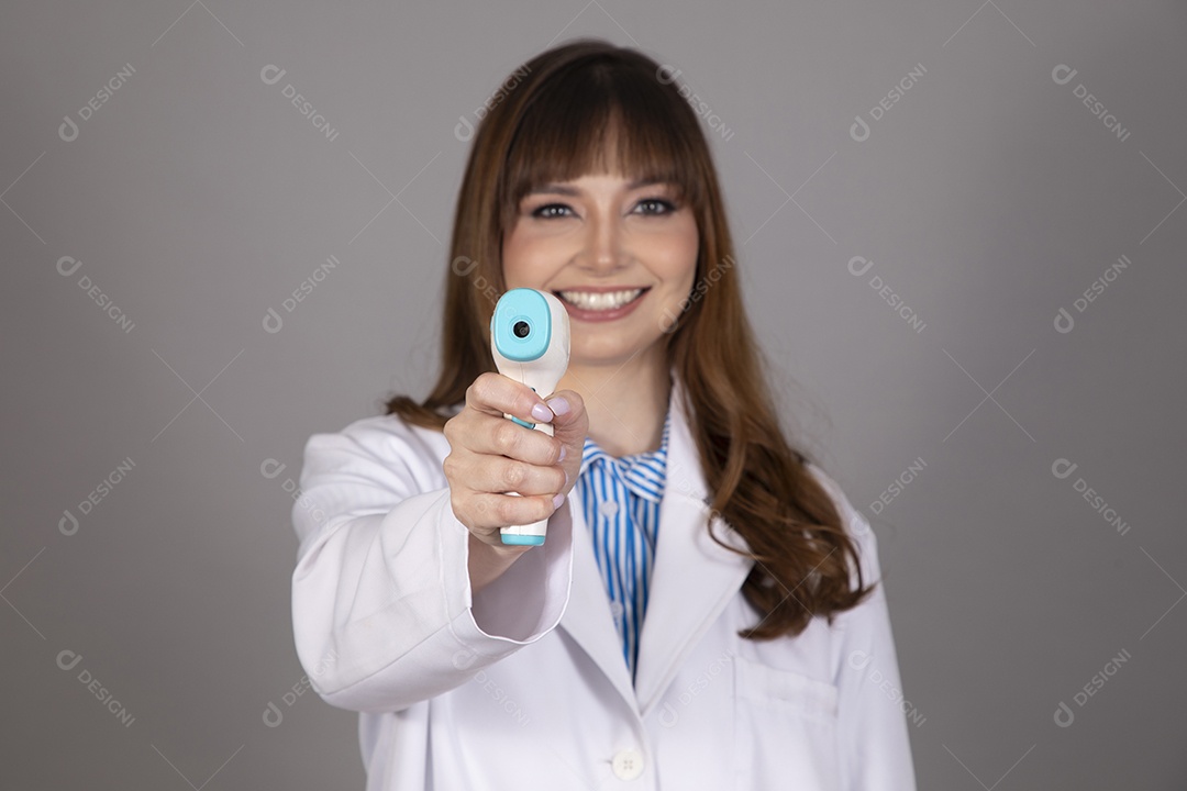 Linda mulher jovem usando jaleco branco fundo isolado