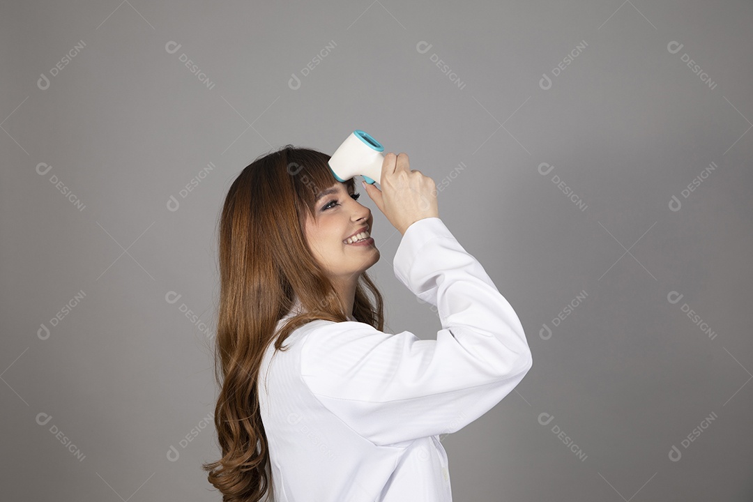 Linda mulher jovem usando jaleco branco fundo isolado