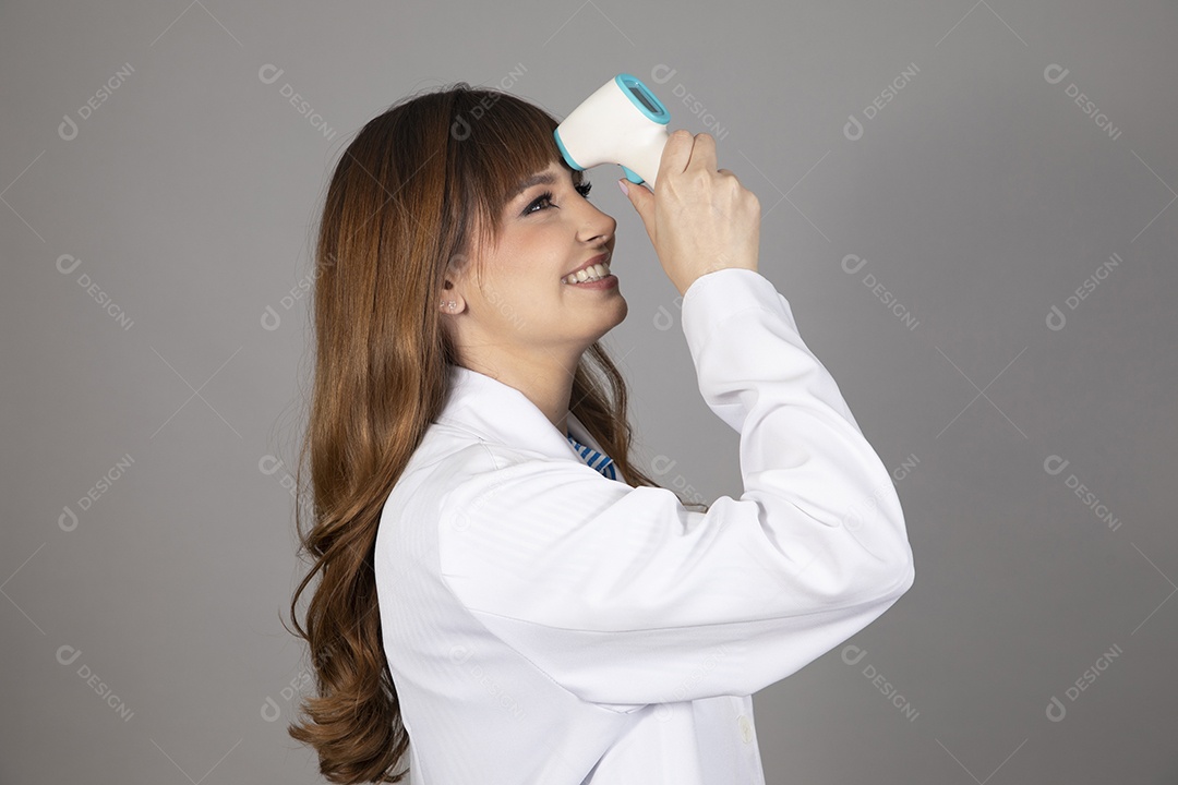 Linda mulher jovem usando jaleco branco fundo isolado