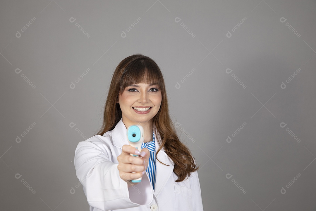 Linda mulher jovem usando jaleco branco fundo isolado