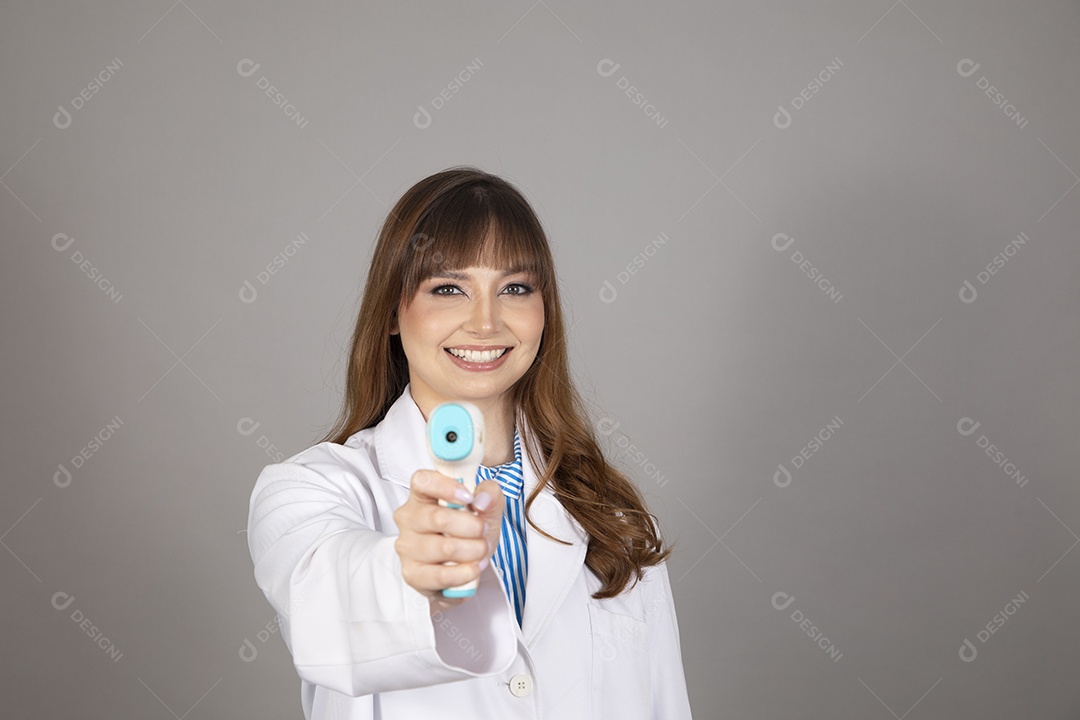 Linda mulher jovem usando jaleco branco fundo isolado