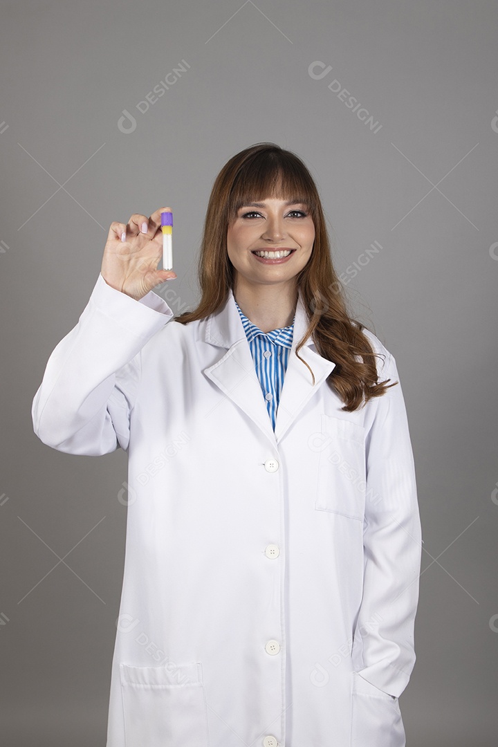 Linda mulher jovem usando jaleco branco fundo isolado