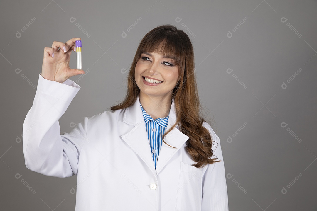 Linda mulher jovem usando jaleco branco fundo isolado