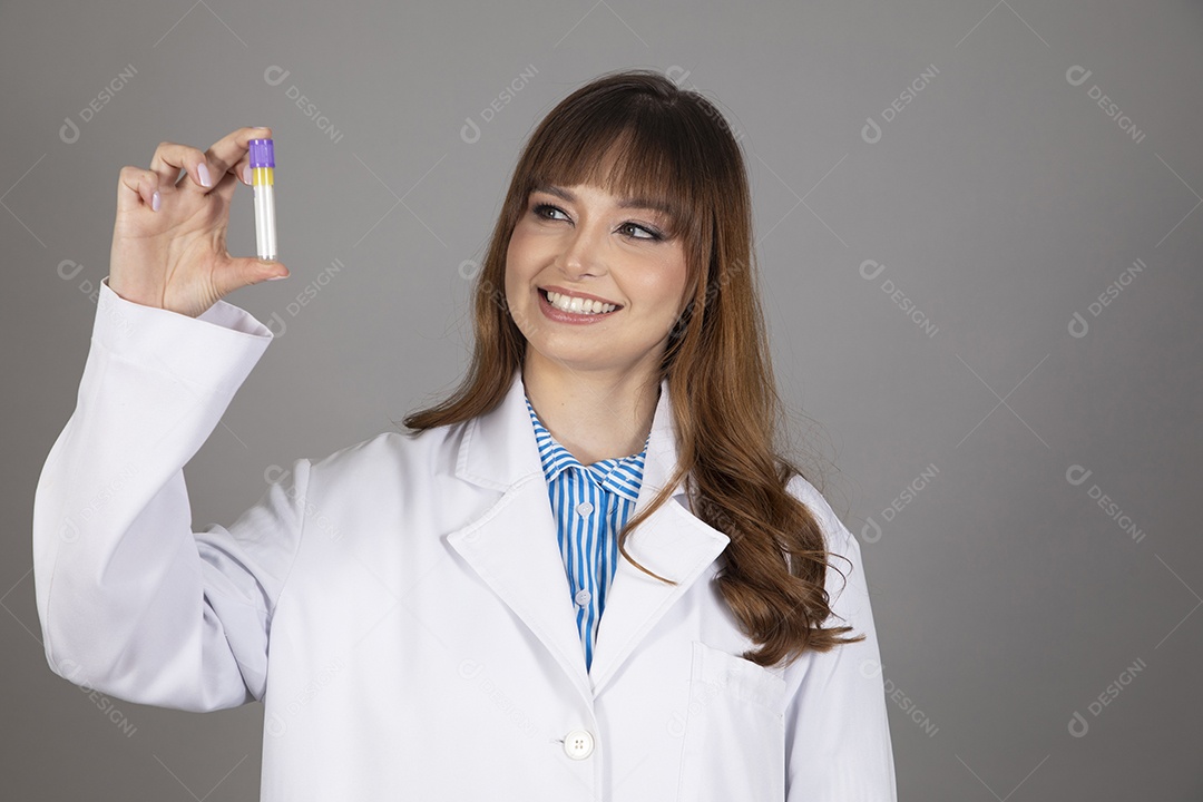 Linda mulher jovem usando jaleco branco fundo isolado