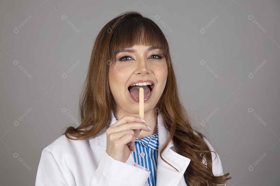 Linda mulher jovem usando jaleco branco fundo isolado