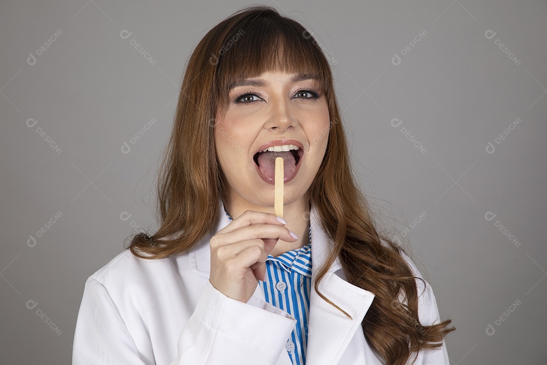 Linda mulher jovem usando jaleco branco fundo isolado