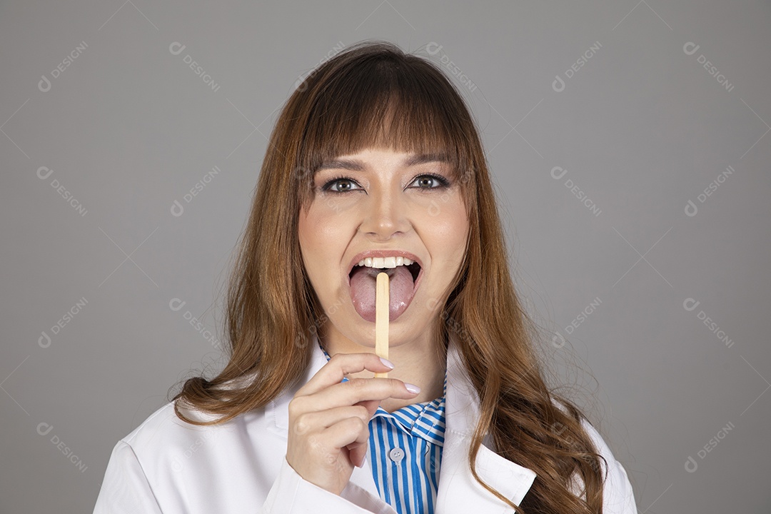 Linda mulher jovem usando jaleco branco fundo isolado